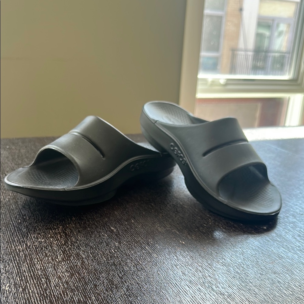 Men’s oofas Black Slide Sandals